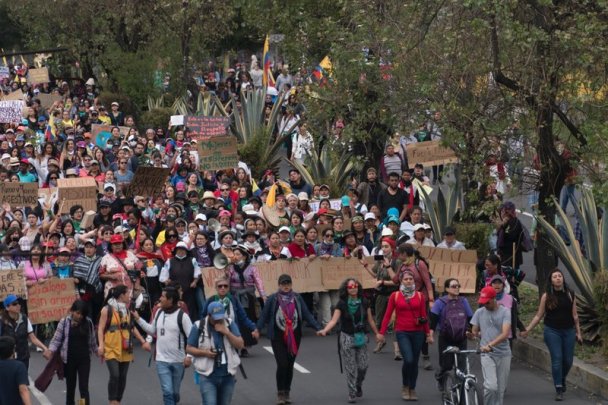 rsz_ecuador-mujeres_marchando