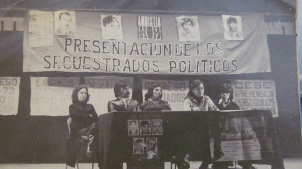 rsz_mey-rosario-de_izquierda_a_derecha_rosario_ibarra_de_piedra_armandogaytán_saldívar_laura_elena_gaytán_saldívar_elda_neváres_meynardo_vazquez_aula_magna_de_la_universidad_otoño_de_1979_foto_carlos_piedra_2