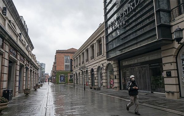 3. Hombre caminando en calle desolada de la ciudad de Wuhan. Crédito Xinhua