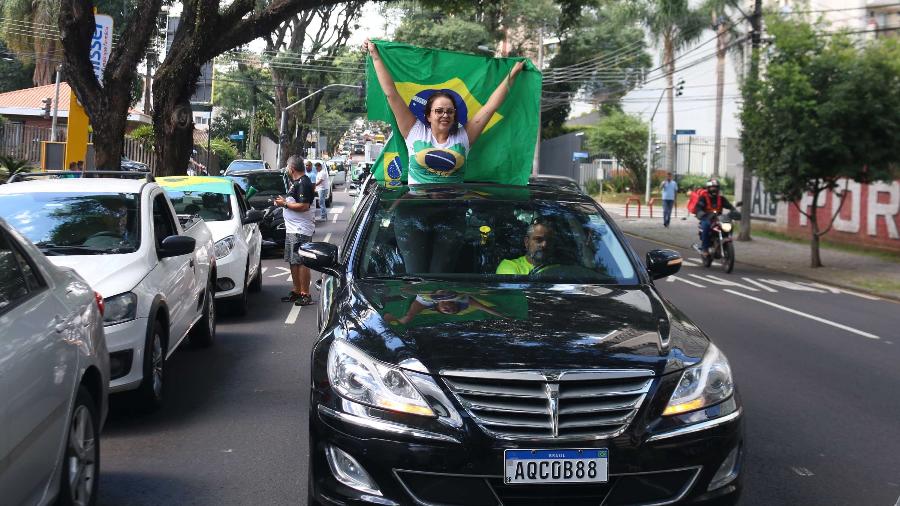 pr---passeata-protesto-quarentena---geral---carreata-em-curitiba-pr-nesta-sexta-feira-27-em-apoio-ao-presidente-jair-bolsonaro-e-exigindo-que-a-quarentena-seja-encerrada-e-que-as-pessoas-voltem-a-1585344105066_v2_900x506